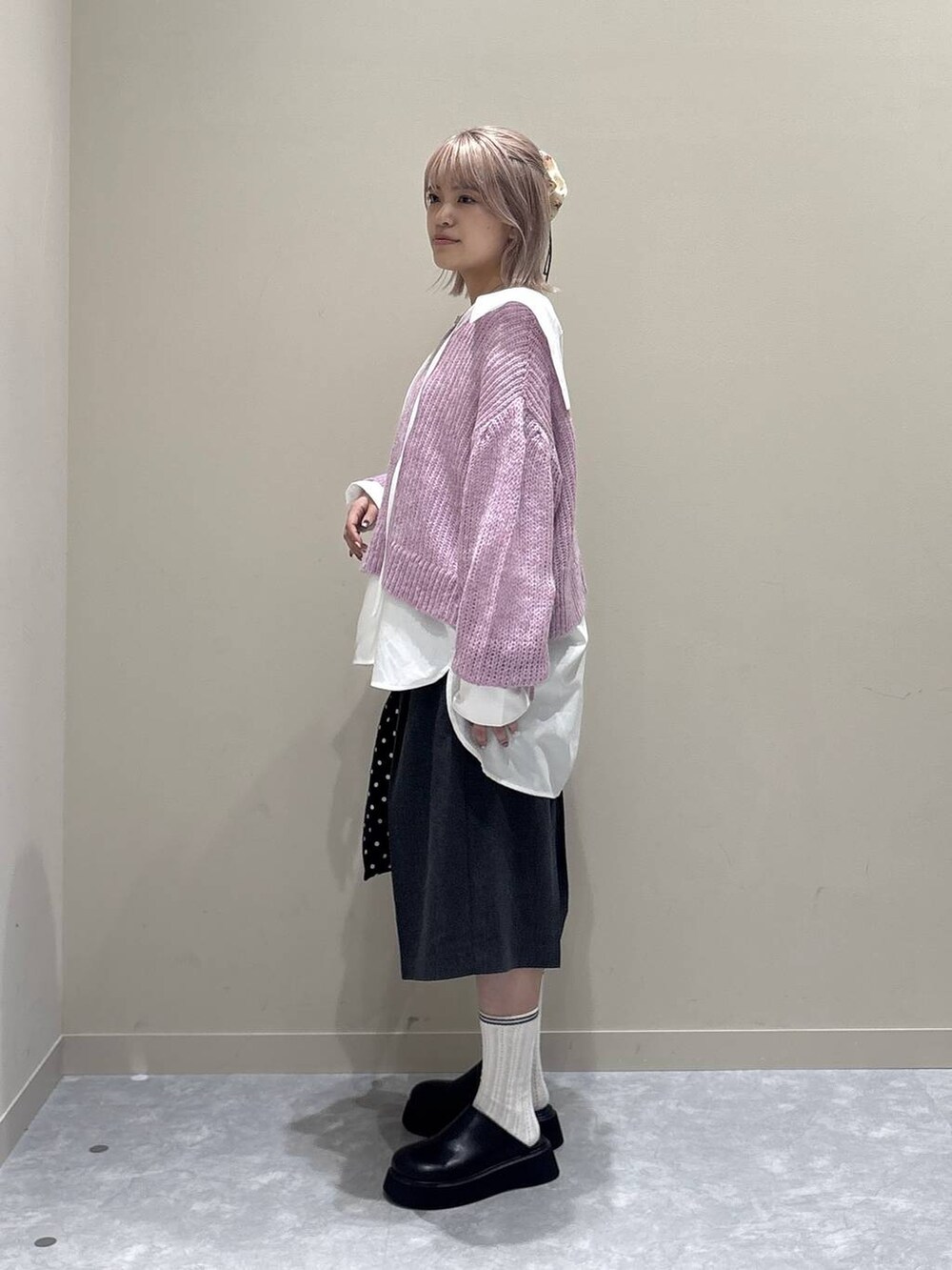 その他のトートバッグ、グレー系のその他パンツ、ブラック系のサンダルを着用したレディースの秋コーディネートの4枚目の写真