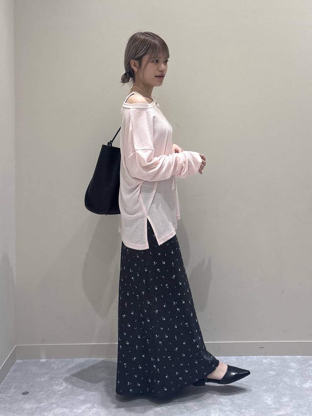 ブラック系のスカート、ピンク系のTシャツ/カットソー、グレー系のキャミソールを着用したレディースの春コーディネートの3枚目の写真