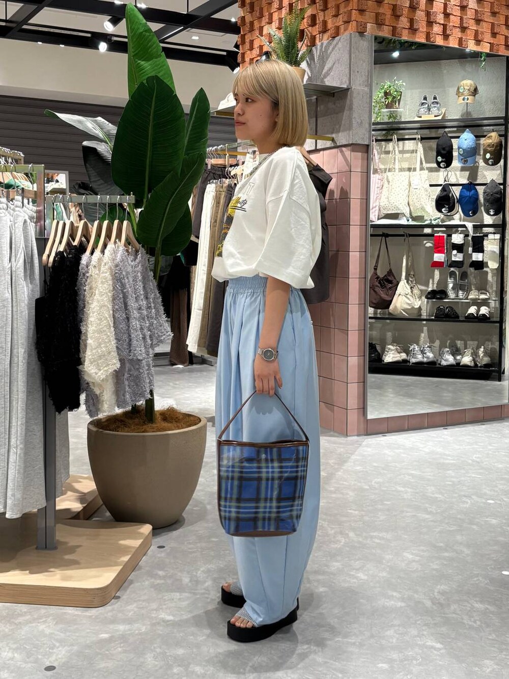 シルバー系のサンダル、ブルー系のトートバッグ、ブルー系のその他パンツを着用したレディースの夏コーディネートの5枚目の写真