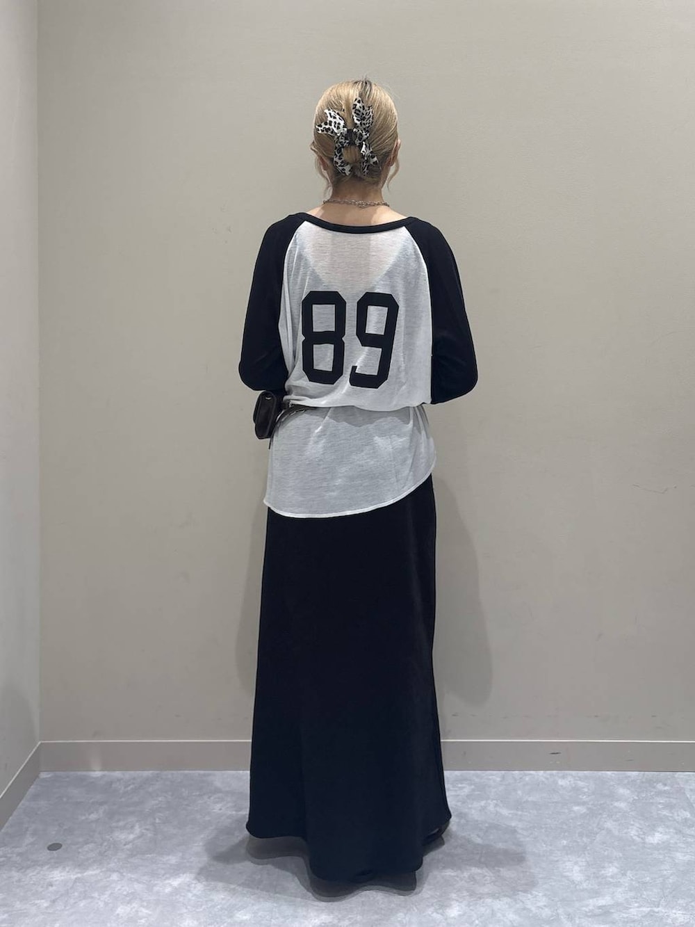 ホワイト系のTシャツ/カットソー、ブラック系のスカート、ブラウン系のサンダルを着用したレディースの夏コーディネートの3枚目の写真