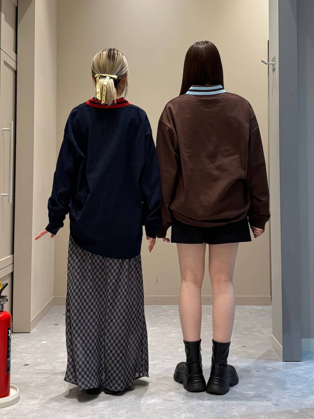 ブラック系のブーツ、ブラック系のブーツ、グレー系のスカートを着用したレディースの冬コーディネートの3枚目の写真