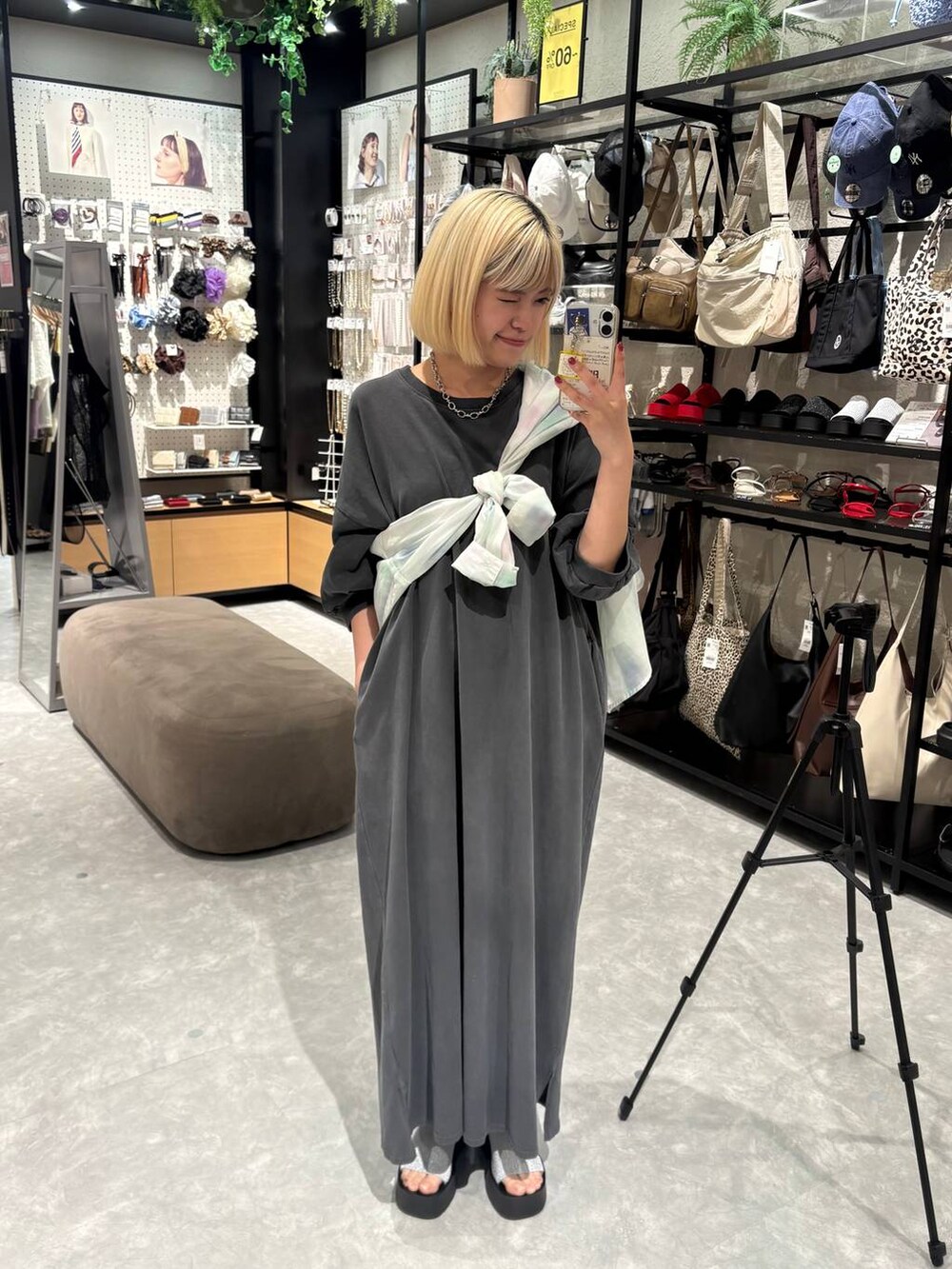 その他のシャツ/ブラウス、シルバー系のサンダル、ブラック系のワンピースを着用したレディースの夏コーディネートの3枚目の写真