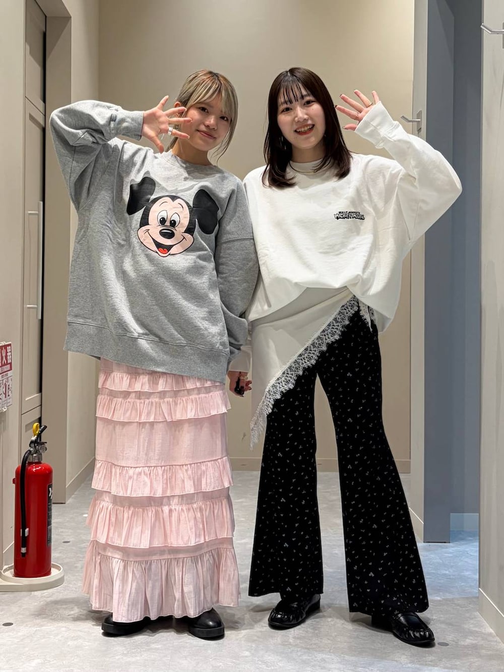 ブラック系のブーツ、ブラック系のローファー、ピンク系のスカートを着用したレディースの冬コーディネートの4枚目の写真