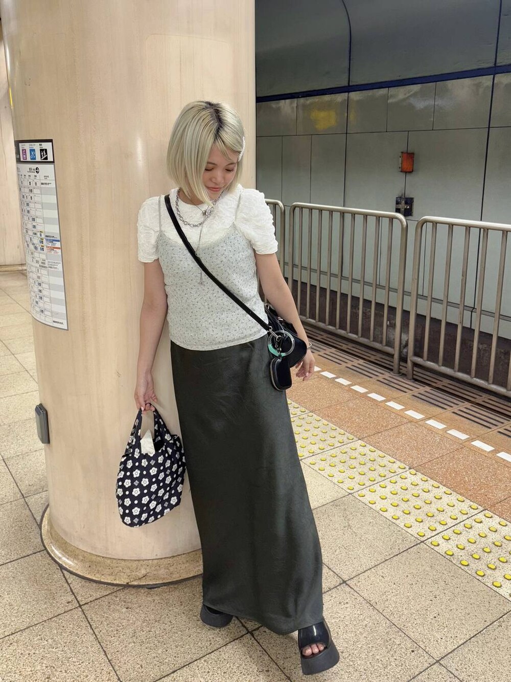 グレー系のキャミソール、ホワイト系のTシャツ/カットソー、ブラック系のショルダーバッグを着用したレディースの夏コーディネートの2枚目の写真