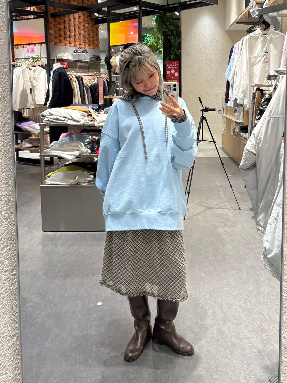 ブルー系のスウェット、グレー系のスカート、ベージュ系のシャツ/ブラウスを着用したレディースの冬コーディネートの3枚目の写真