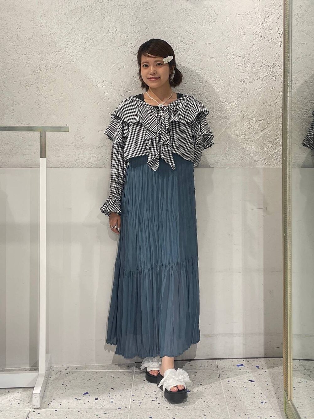 ホワイト系のサンダル、ブルー系のワンピース、その他のシャツ/ブラウスを着用したレディースの夏コーディネートの4枚目の写真