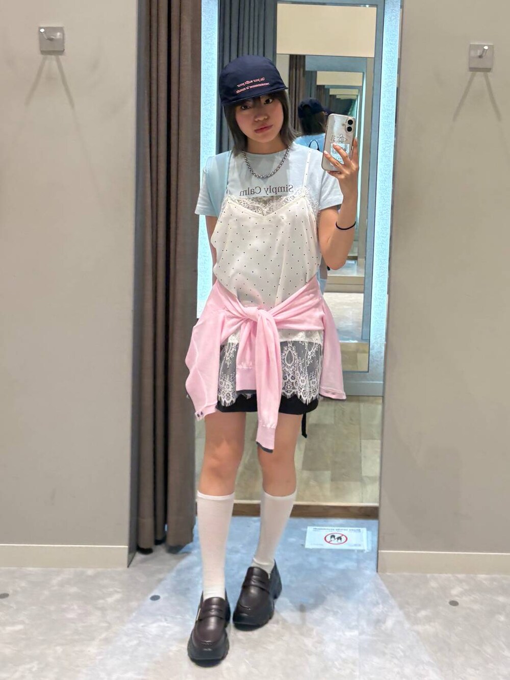 ブラウン系のローファー、グレー系のその他パンツ、ピンク系のカーディガン/ボレロを着用したレディースの夏コーディネートの2枚目の写真