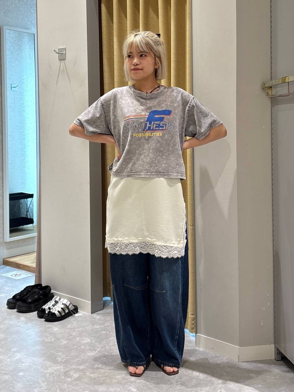 ブルー系のデニムパンツ、ブラウン系のサンダル、グレー系のTシャツ/カットソーを着用したレディースの夏コーディネートの5枚目の写真
