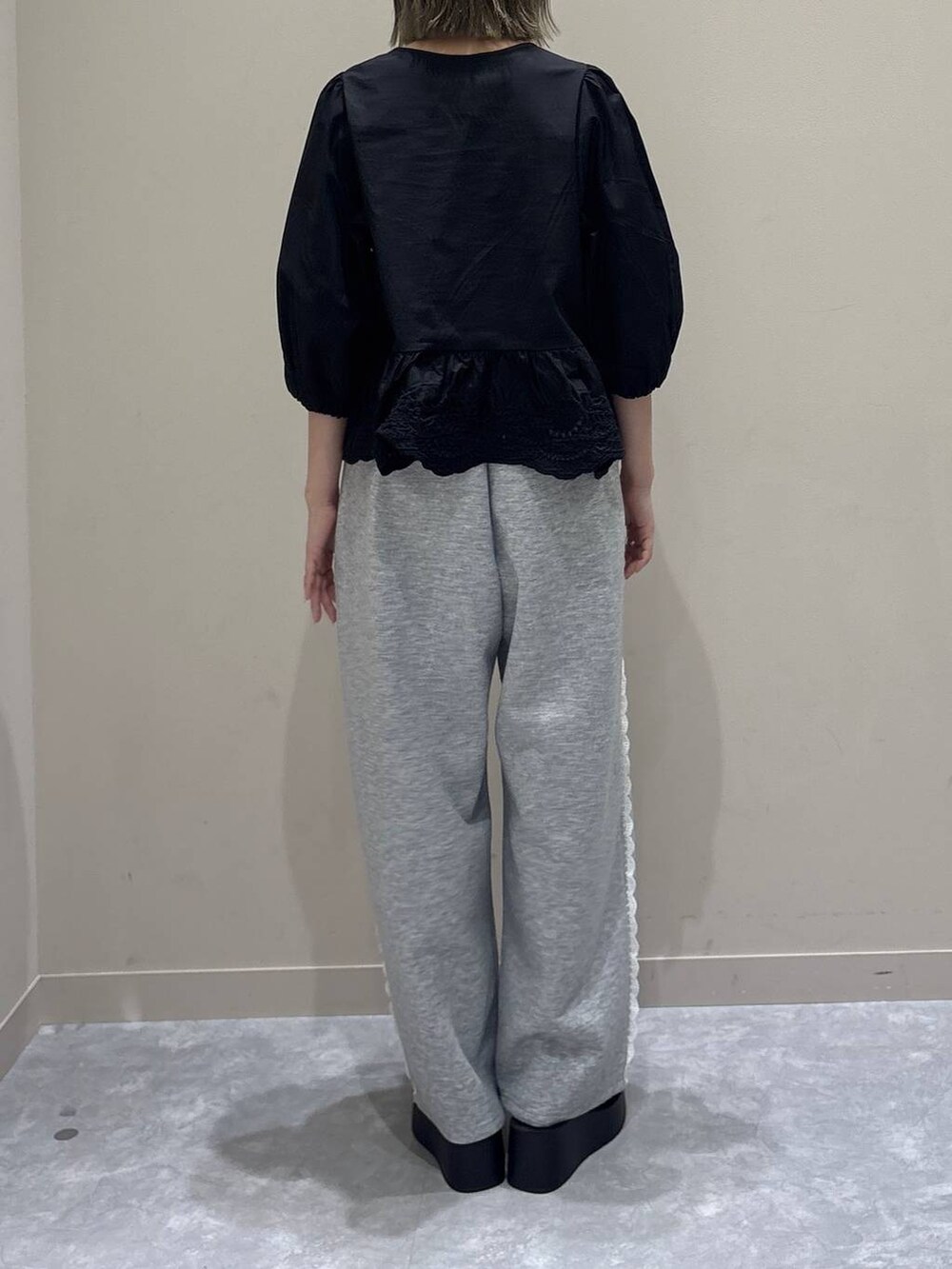 グレー系のスウェットパンツ、ブラック系のサンダル、グレー系のキャミソールを着用したレディースの春コーディネートの3枚目の写真