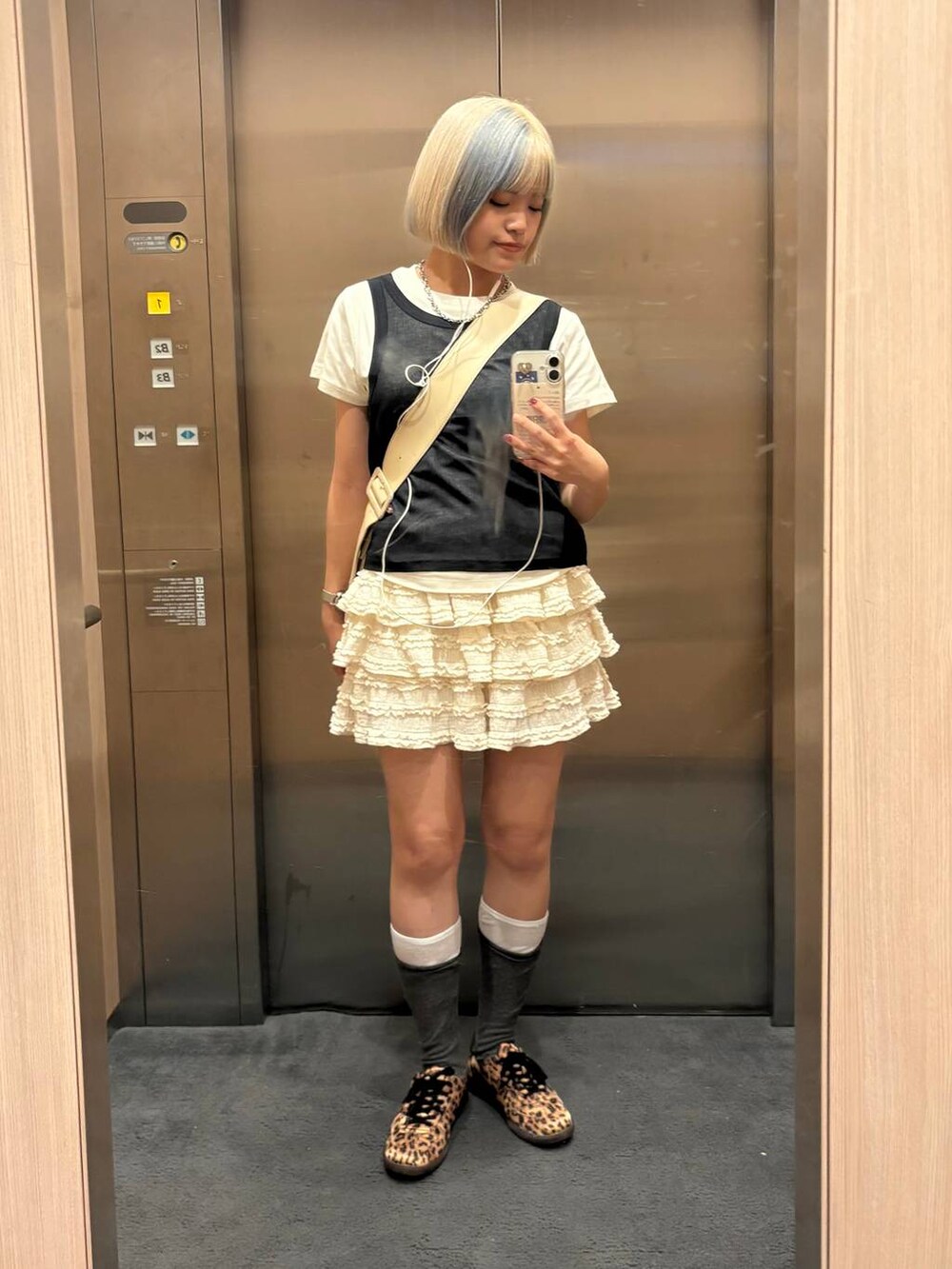 その他のスニーカー、ブラック系のTシャツ/カットソー、ブルー系のソックス/靴下を着用したレディースの夏コーディネートの2枚目の写真