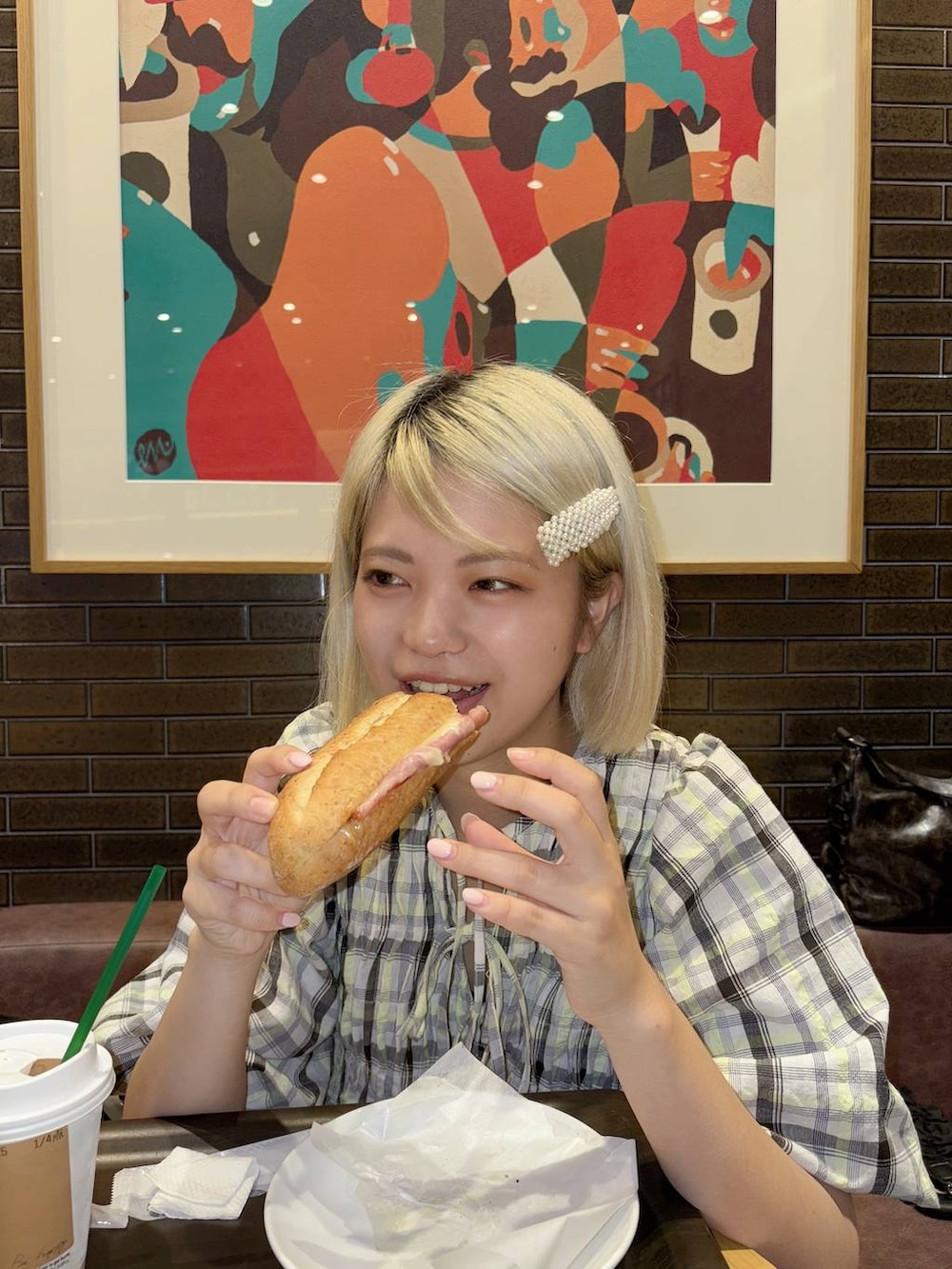 ホワイト系のシャツ/ブラウスを着用したレディースの夏コーディネートの2枚目の写真