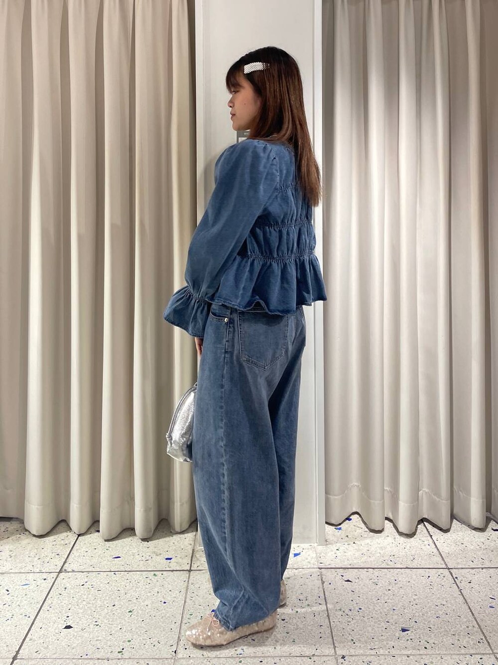 ホワイト系のTシャツ/カットソー、ブルー系のシャツ/ブラウス、ホワイト系のベストを着用したレディースの冬コーディネートの2枚目の写真