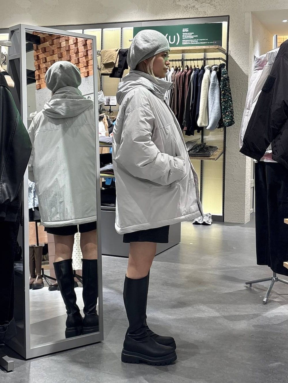 グレー系のその他パンツ、グレー系のダウンジャケット/コート、ブラック系のブーツを着用したレディースの秋コーディネートの4枚目の写真