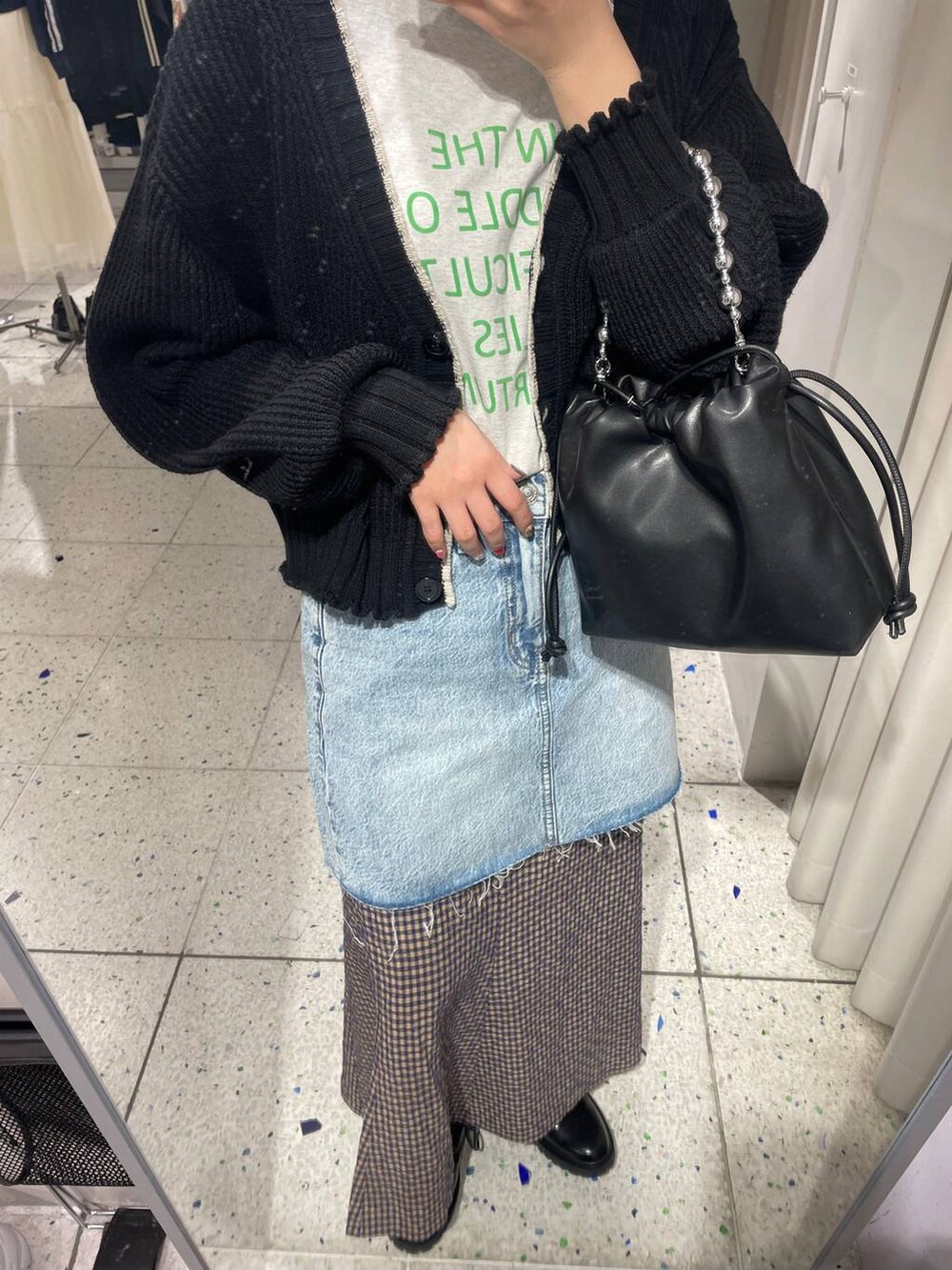 ブラック系のモカシン/デッキシューズ、ブラック系のカーディガン/ボレロ、ブラック系のショルダーバッグを着用したレディースの春コーディネートの5枚目の写真