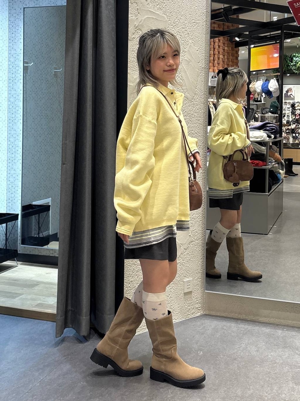 グレー系のその他パンツ、グレー系のTシャツ/カットソー、ブラウン系のボストンバッグを着用したレディースの冬コーディネートの4枚目の写真