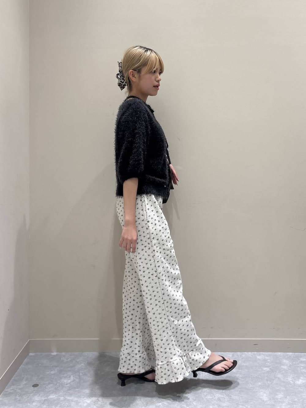 ブラウン系のショルダーバッグ、グレー系のその他パンツ、グレー系のカーディガン/ボレロを着用したレディースの夏コーディネートの4枚目の写真