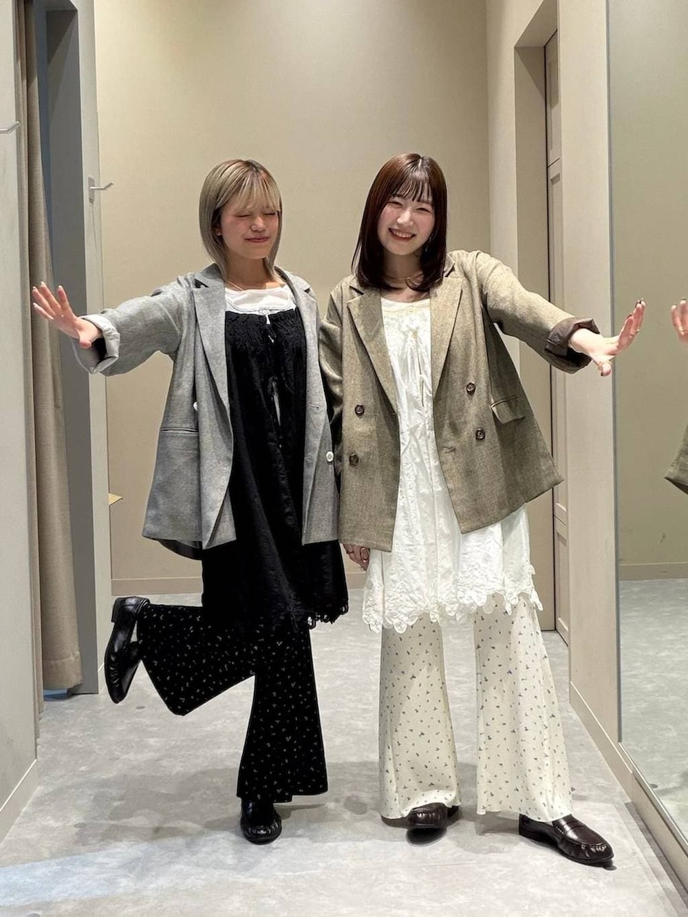 グレー系のテーラードジャケット、ブラック系のローファー、ブラウン系のローファーを着用したレディースの春コーディネートの5枚目の写真