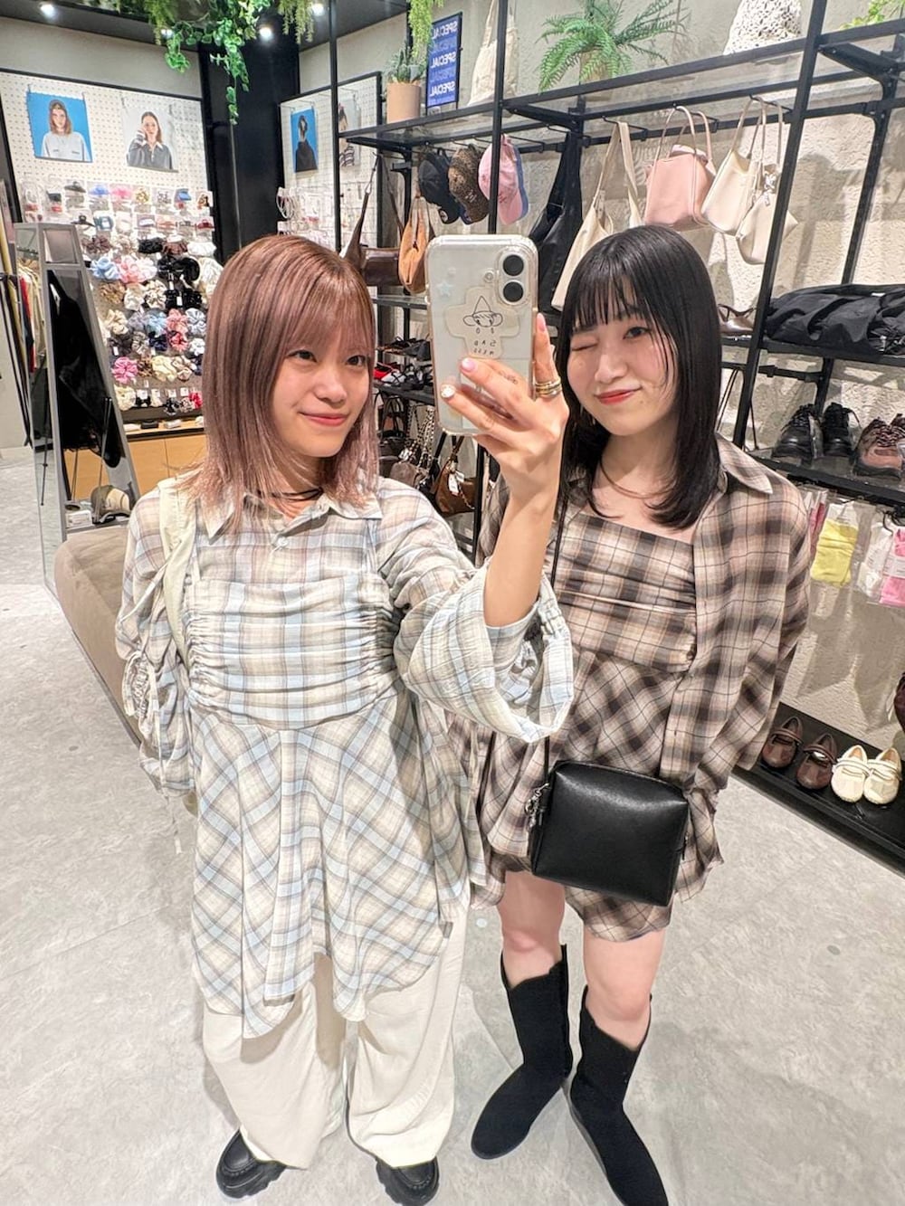 ブラック系のブーツ、ブラック系のローファー、ホワイト系のその他パンツを着用したレディースの春コーディネートの6枚目の写真