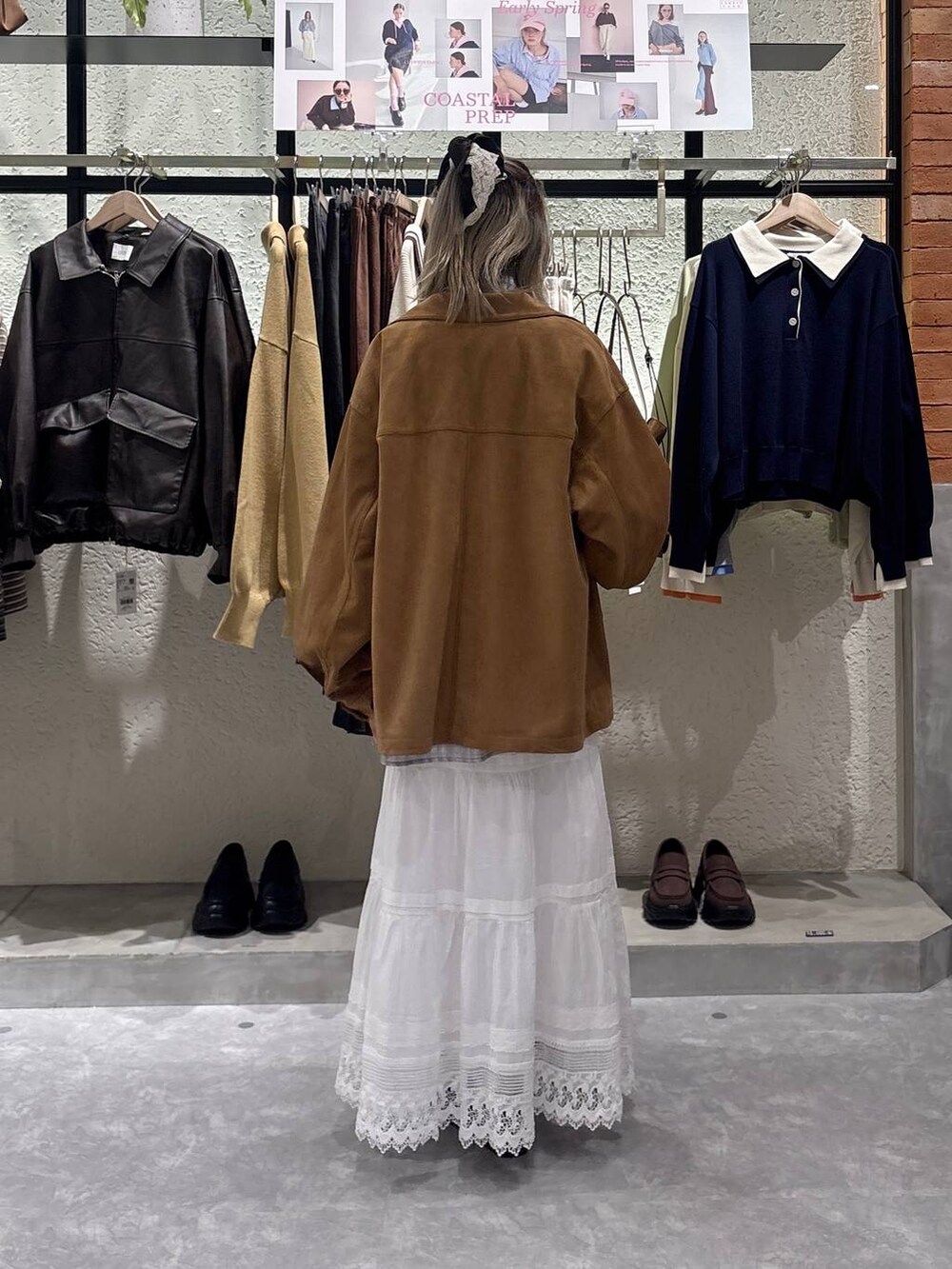 その他のシャツ/ブラウス、ブラウン系のテーラードジャケット、ブラック系のローファーを着用したレディースの春コーディネートの3枚目の写真