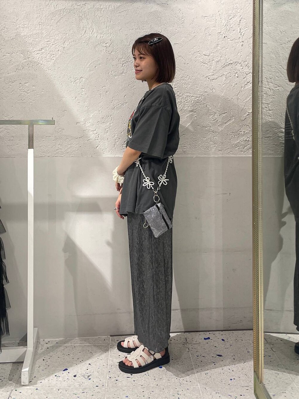 ホワイト系のスニーカー、グレー系のTシャツ/カットソー、ブラック系のスカートを着用したレディースの夏コーディネートの4枚目の写真