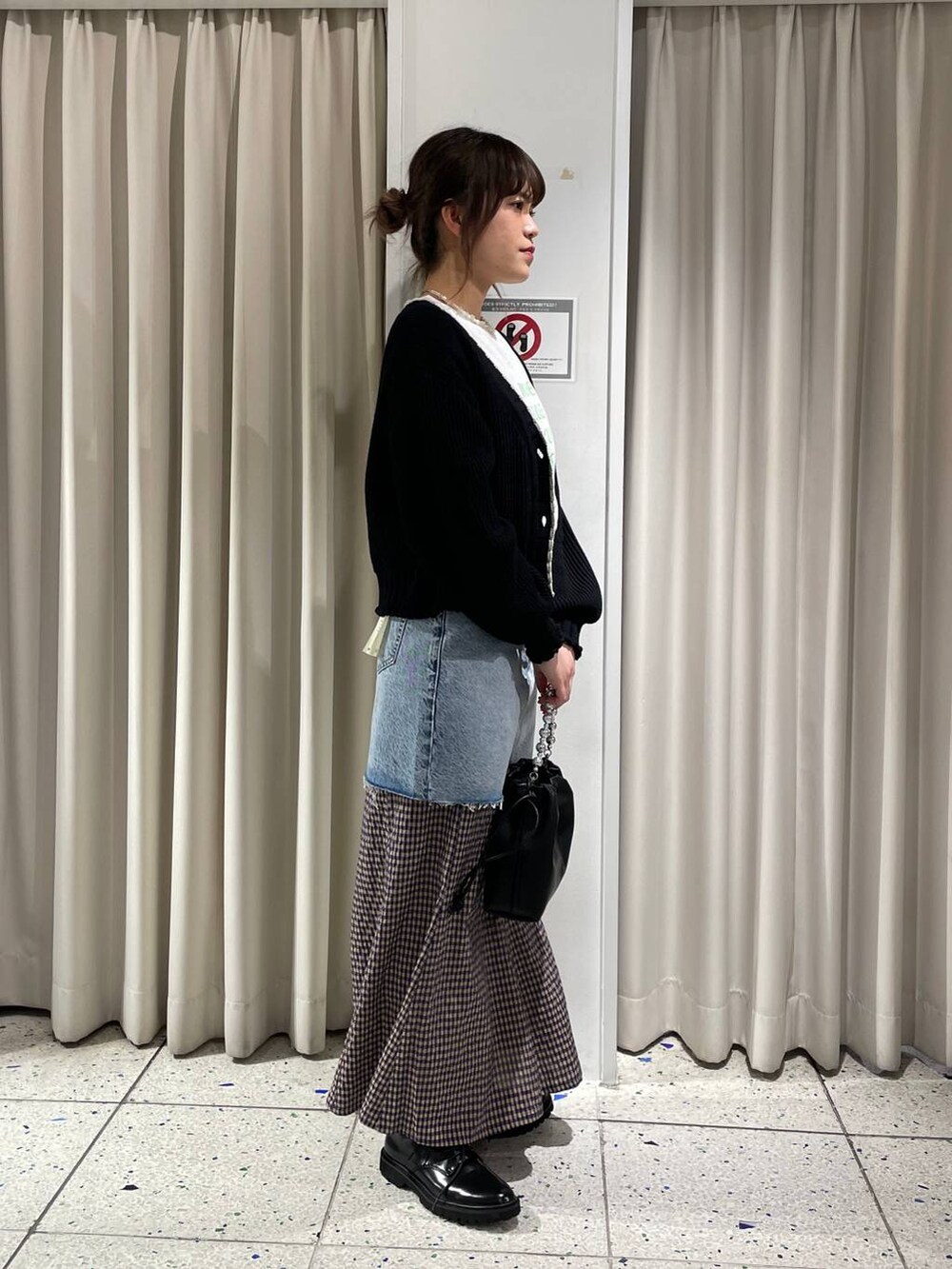 ブラック系のモカシン/デッキシューズ、ブラック系のカーディガン/ボレロ、ブラック系のショルダーバッグを着用したレディースの春コーディネートの4枚目の写真