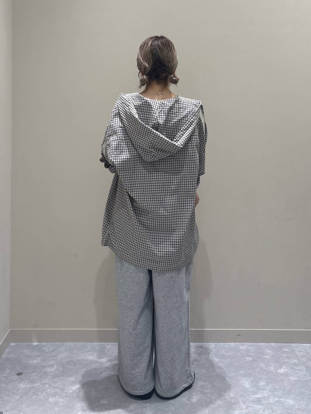 グレー系のキャミソール、ベージュ系のシャツ/ブラウス、グレー系のサロペット/オーバーオールを着用したレディースの春コーディネートの3枚目の写真