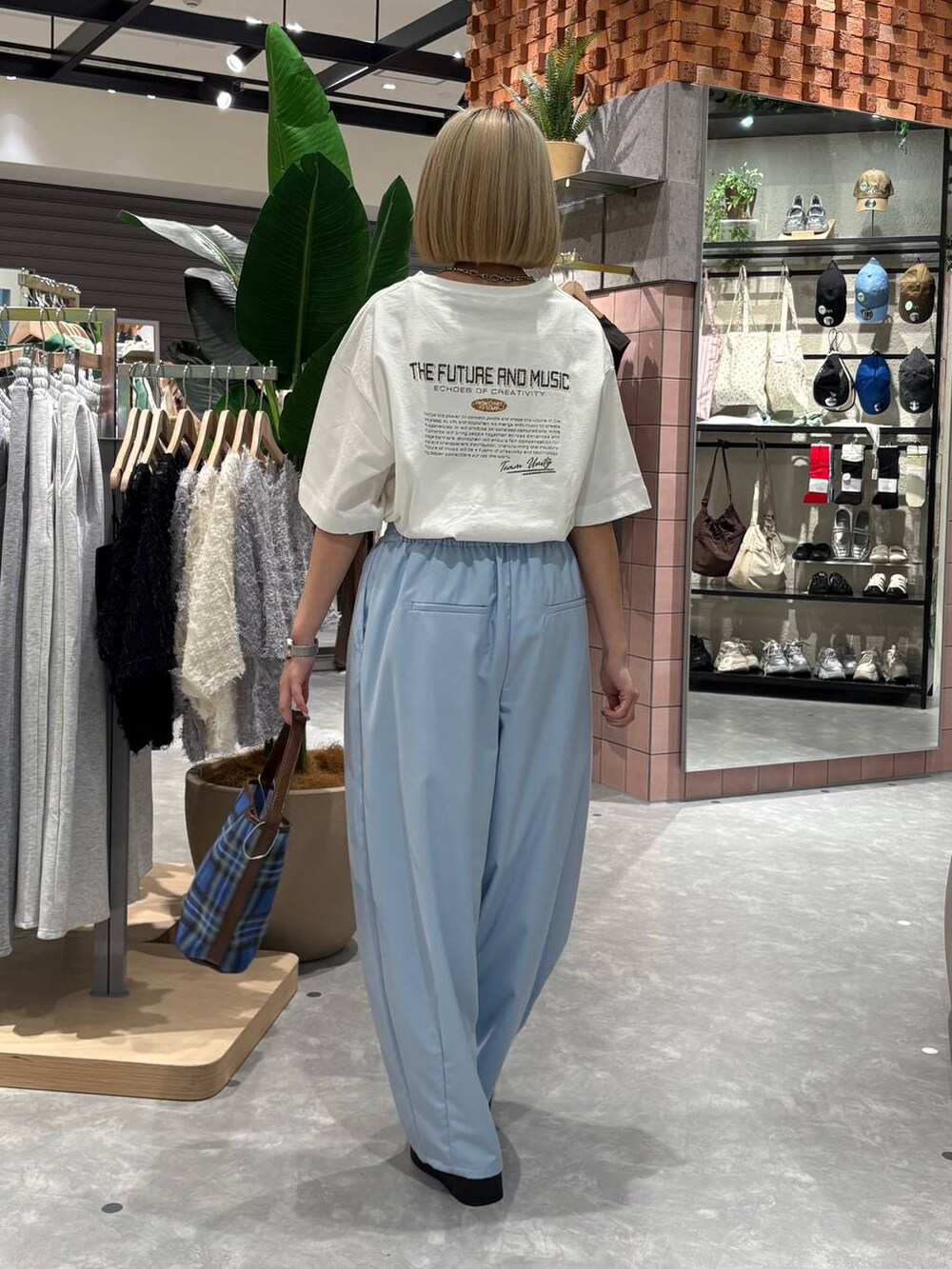 シルバー系のサンダル、ブルー系のトートバッグ、ブルー系のその他パンツを着用したレディースの夏コーディネートの4枚目の写真