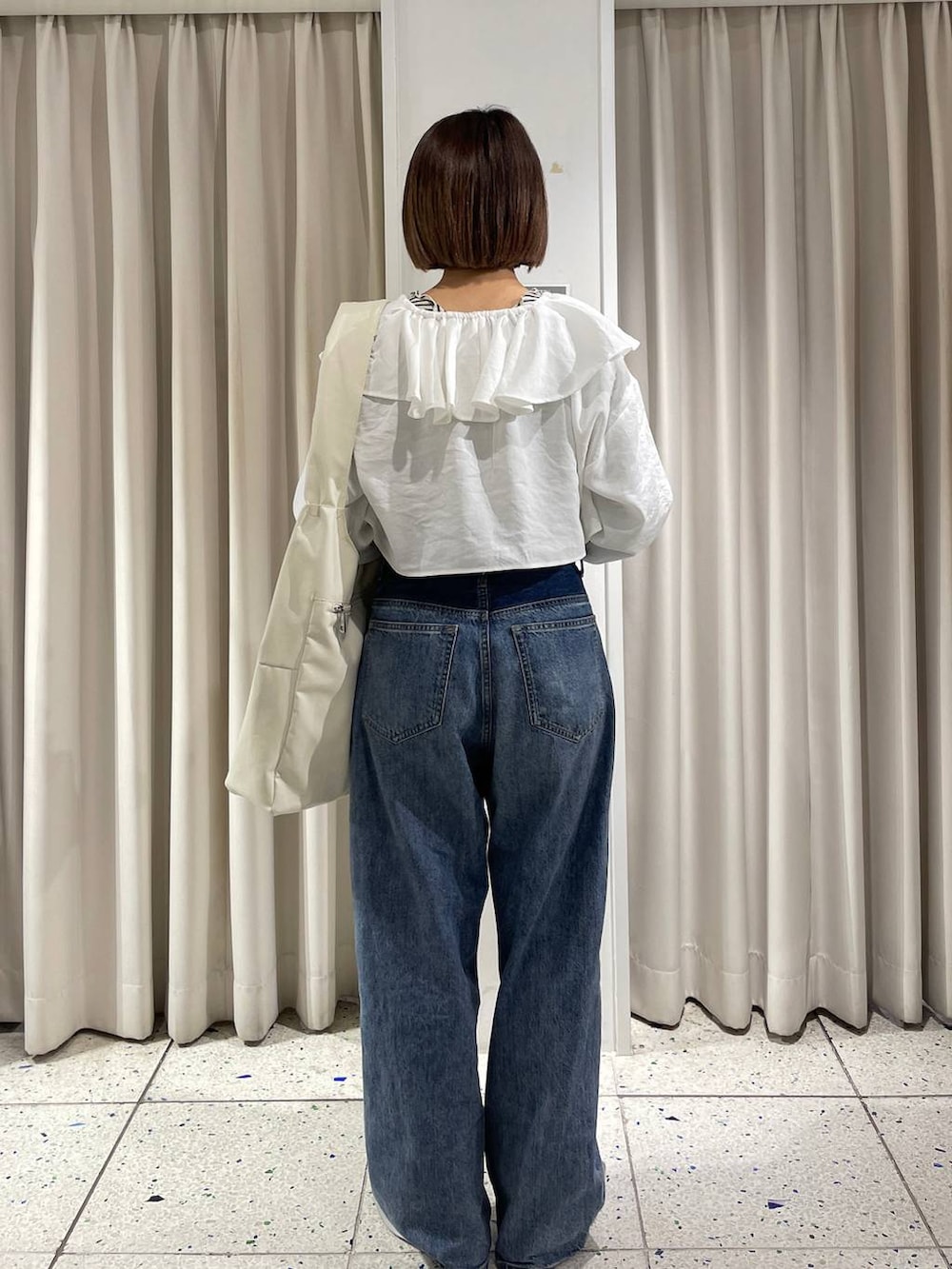 ホワイト系のトートバッグ、シルバー系のパンプス、ホワイト系のTシャツ/カットソーを着用したレディースの春コーディネートの3枚目の写真