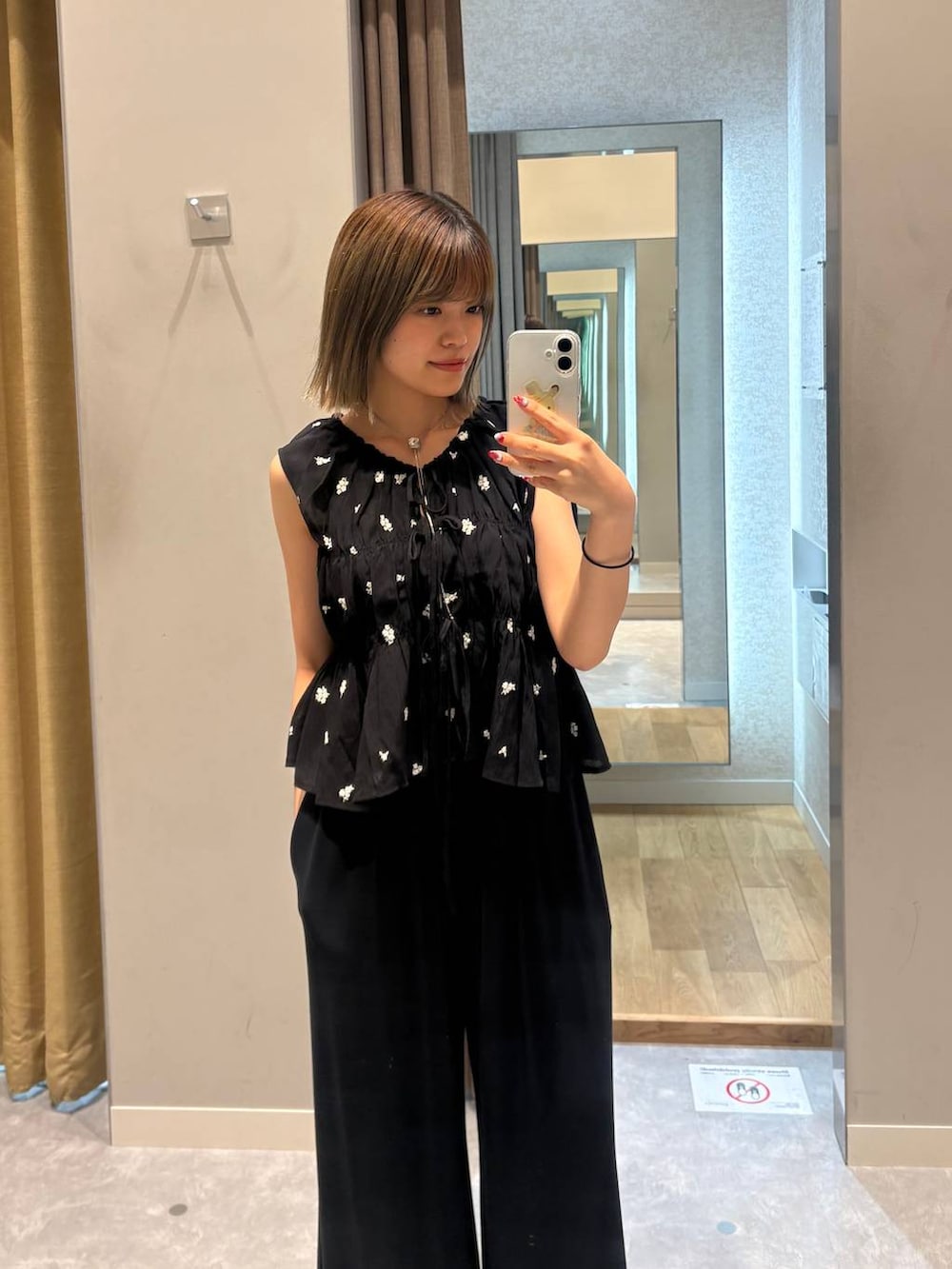 ブラック系のその他パンツ、ピンク系のサンダル、ブラック系のシャツ/ブラウスを着用したレディースの夏コーディネートの4枚目の写真