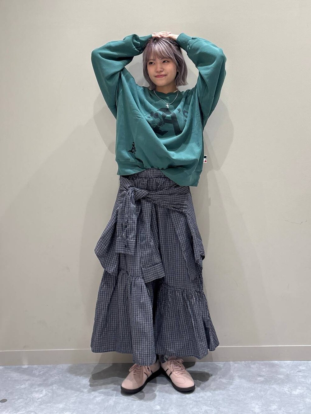 ピンク系のスニーカー、グリーン系のスウェット、その他のスカートを着用したレディースの秋コーディネートの5枚目の写真