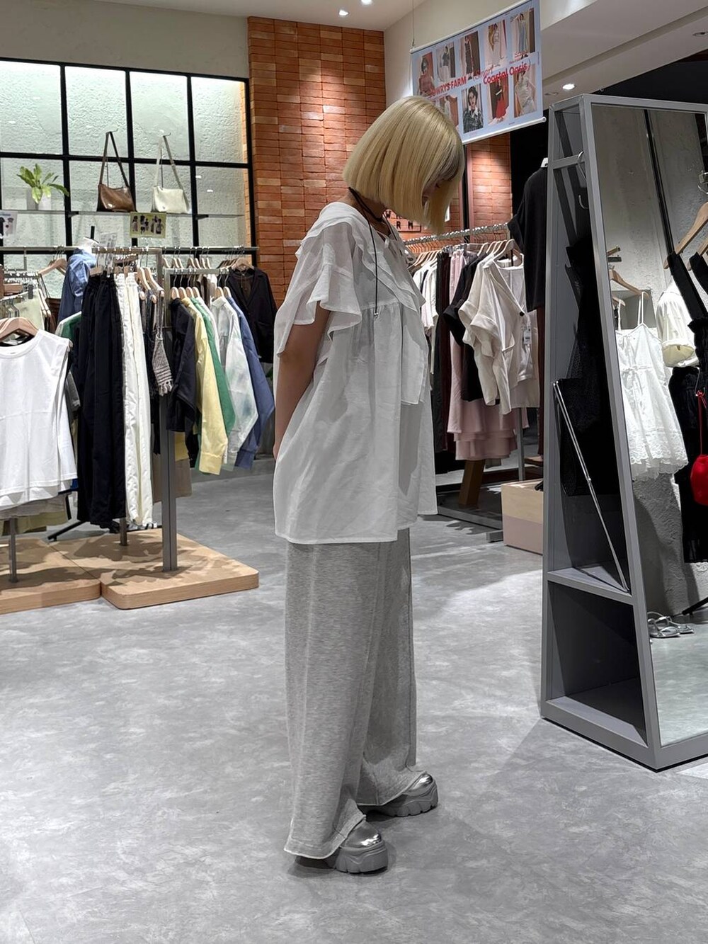 グレー系のスニーカー、グレー系のスウェットパンツ、ホワイト系のシャツ/ブラウスを着用したレディースの春コーディネートの4枚目の写真