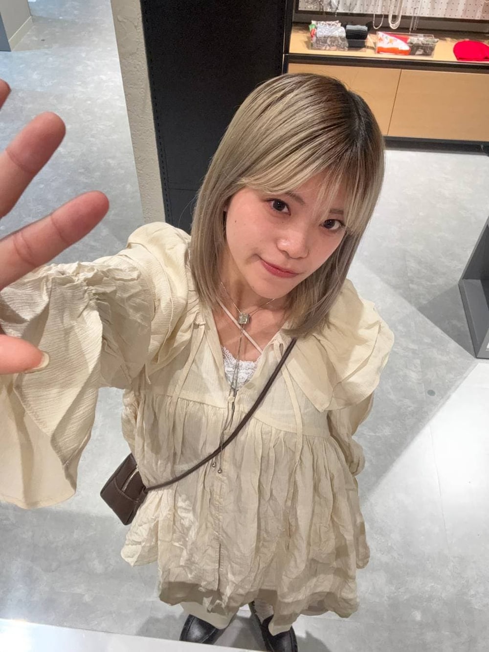 ブラック系のローファー、グレー系のタンクトップ、ホワイト系のシャツ/ブラウスを着用したレディースの春コーディネートの3枚目の写真