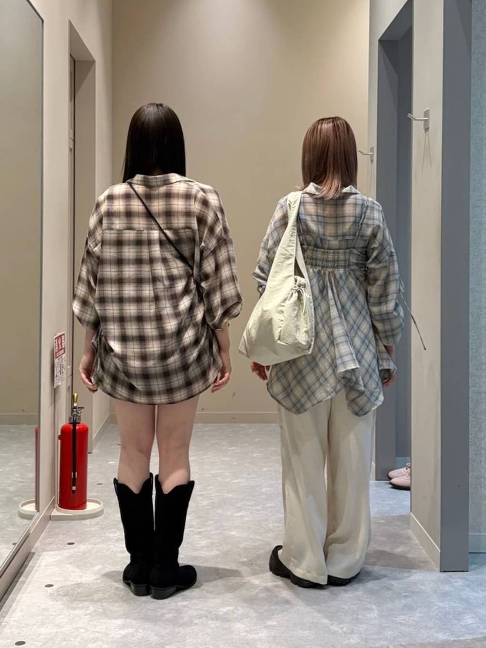 ブラック系のブーツ、ブラック系のローファー、ホワイト系のその他パンツを着用したレディースの春コーディネートの3枚目の写真