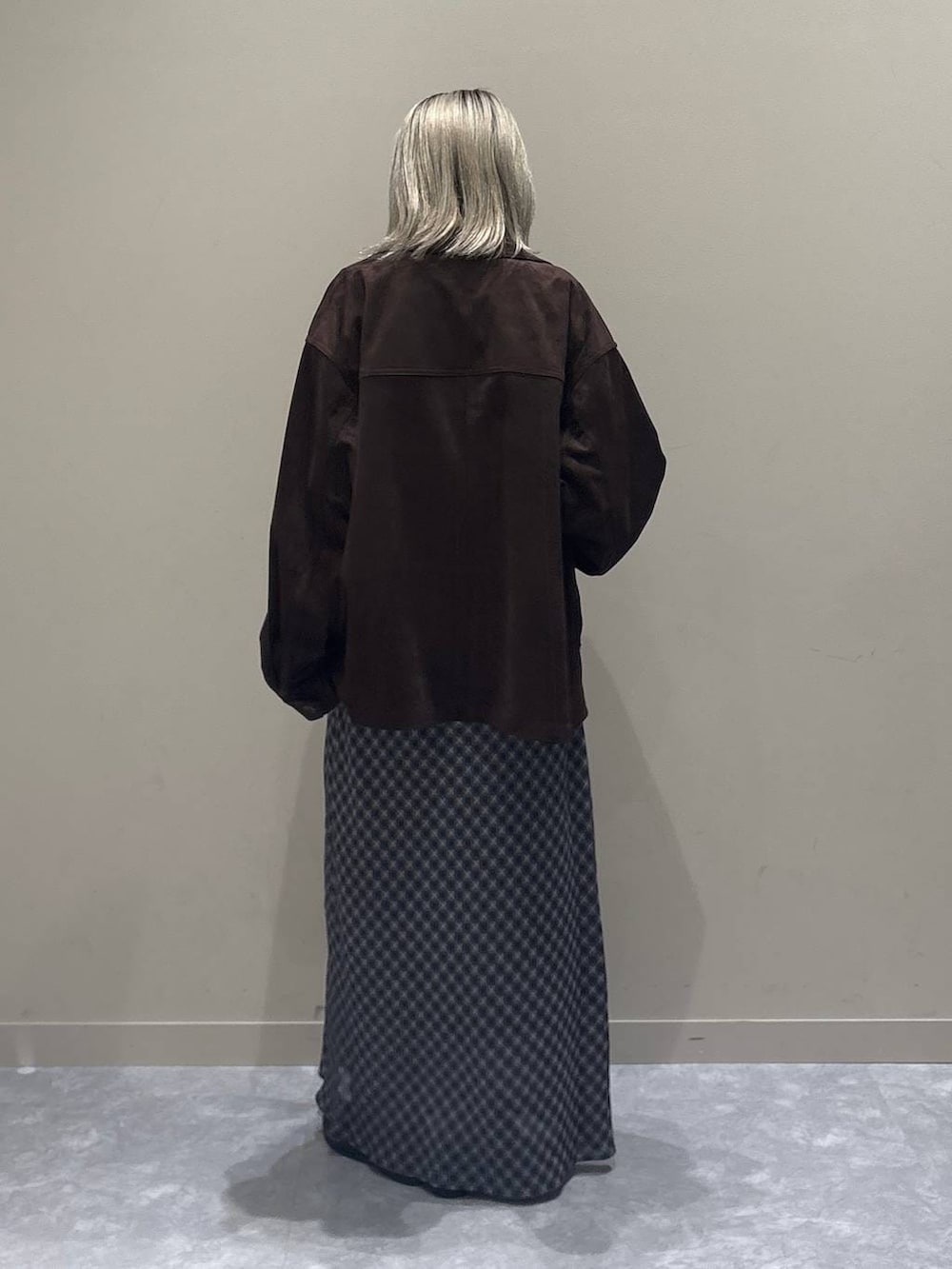 ブラウン系のテーラードジャケット、ブラック系のローファー、ピンク系のTシャツ/カットソーを着用したレディースの春コーディネートの3枚目の写真