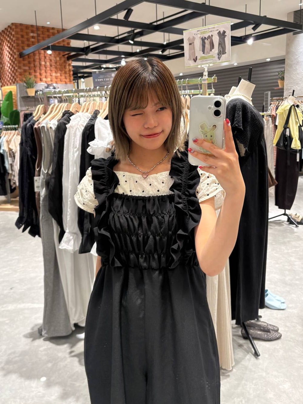 その他のシャツ/ブラウス、ブラック系のサロペット/オーバーオール、ピンク系のネックレスを着用したレディースの夏コーディネートの3枚目の写真
