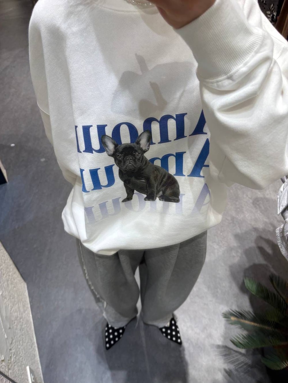 グレー系のスウェットパンツ、その他のパンプス、ホワイト系のスウェットを着用したレディースの冬コーディネートの2枚目の写真