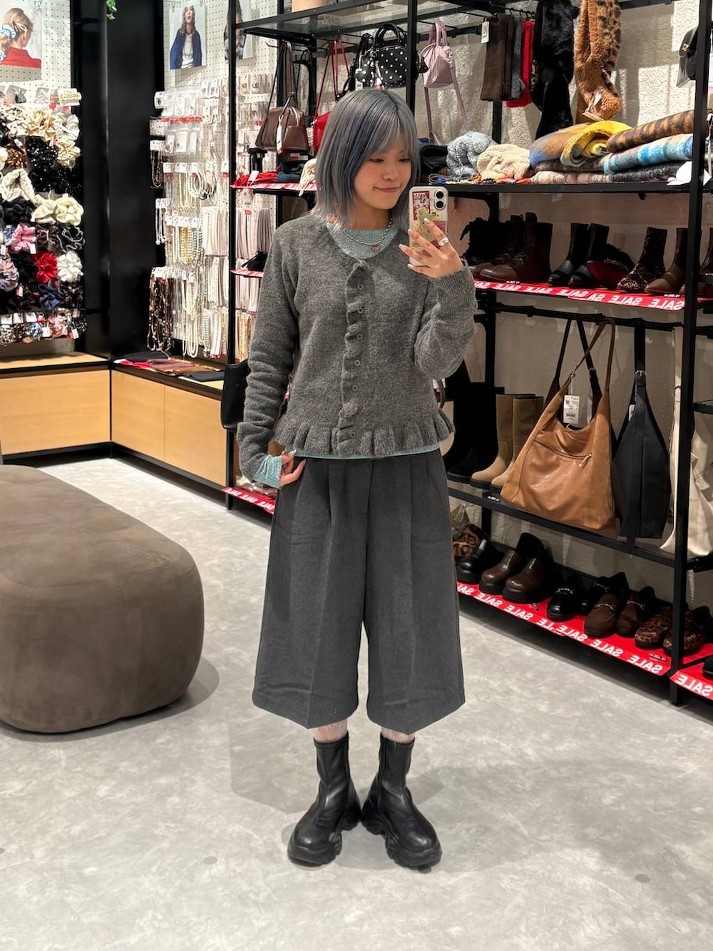 ブラック系のブーツ、グレー系のその他パンツ、グレー系のニット/セーターを着用したレディースの冬コーディネートの3枚目の写真