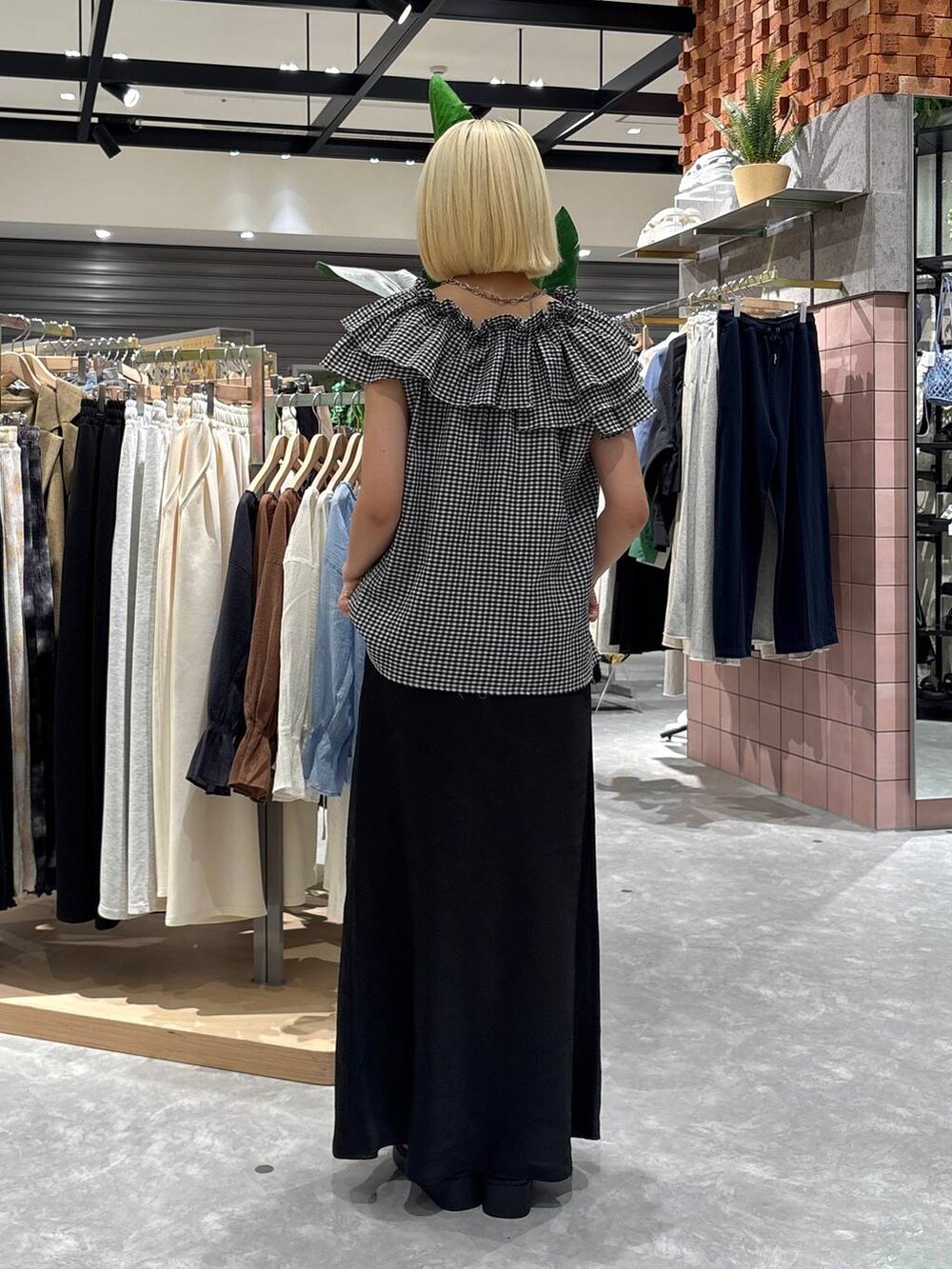 その他のシャツ/ブラウス、ブラック系のスカート、シルバー系のサンダルを着用したレディースの夏コーディネートの3枚目の写真