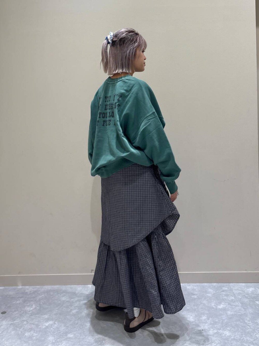 ピンク系のスニーカー、グリーン系のスウェット、その他のスカートを着用したレディースの秋コーディネートの3枚目の写真