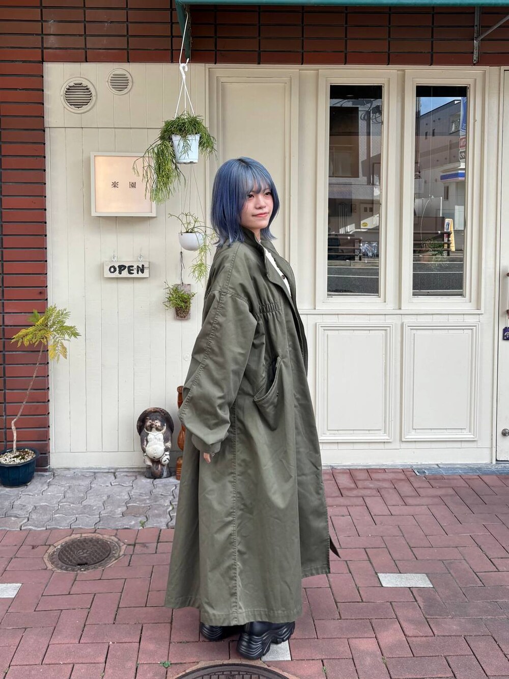 ブラウン系のスカート、ホワイト系のネックレスを着用したレディースの冬コーディネートの2枚目の写真