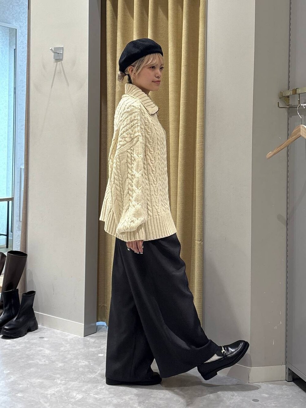 グレー系のその他パンツ、ブラック系のローファー、ホワイト系のカーディガン/ボレロを着用したレディースの秋コーディネートの3枚目の写真