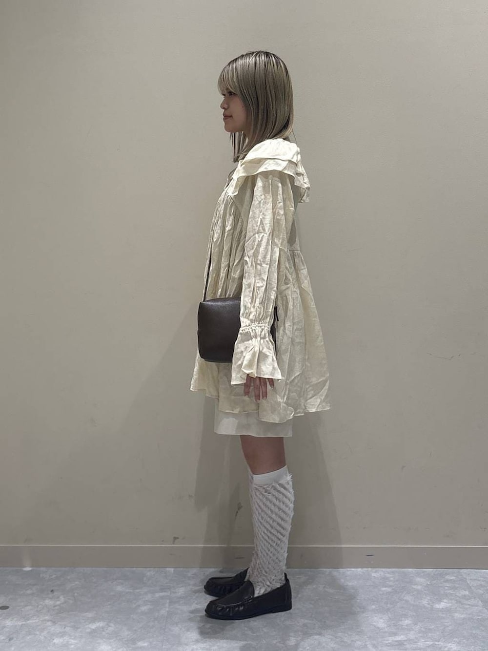 ホワイト系のその他パンツ、ブラウン系のローファー、グレー系のタンクトップを着用したレディースの春コーディネートの2枚目の写真