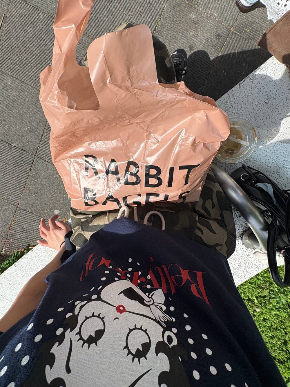ブルー系のTシャツ/カットソーを着用したレディースの春コーディネートの3枚目の写真
