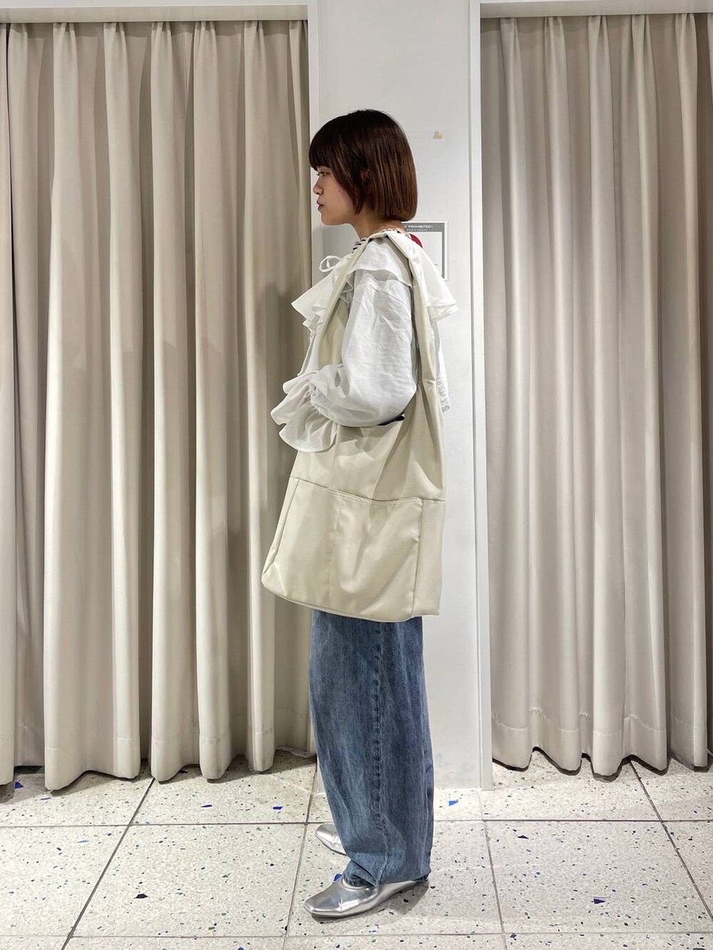 ホワイト系のトートバッグ、シルバー系のパンプス、ホワイト系のTシャツ/カットソーを着用したレディースの春コーディネートの4枚目の写真