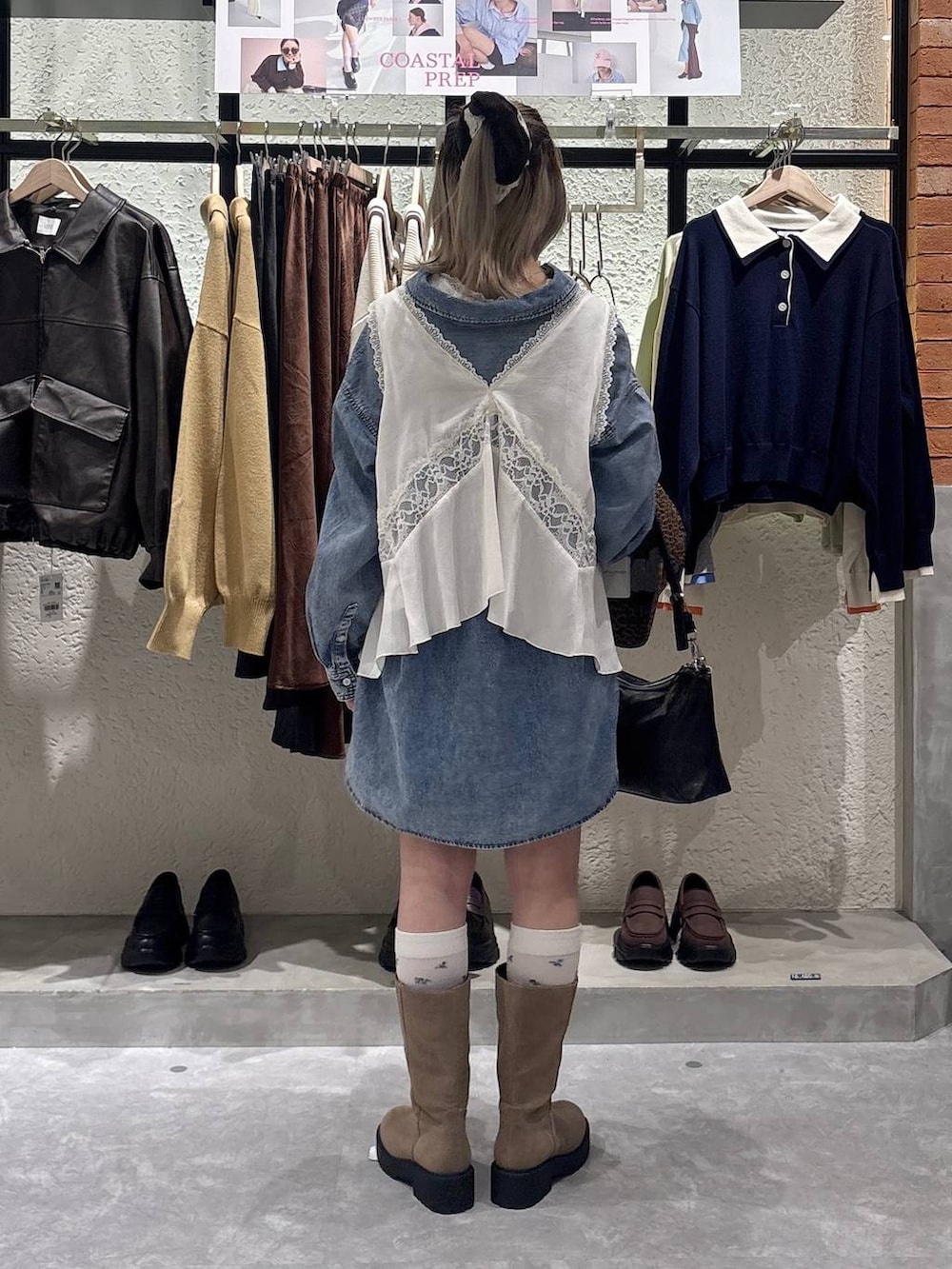 ブルー系のシャツ/ブラウス、ベージュ系のブーツ、ブラック系のショルダーバッグを着用したレディースの春コーディネートの3枚目の写真