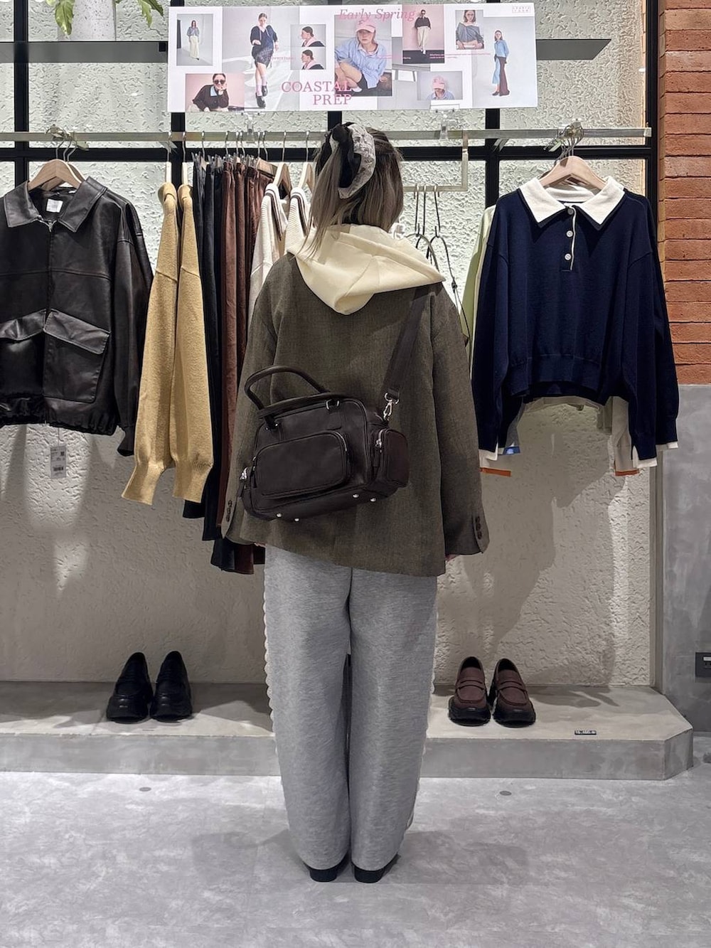 グレー系のスウェットパンツ、イエロー系のパーカー、ブラウン系のテーラードジャケットを着用したレディースの春コーディネートの3枚目の写真