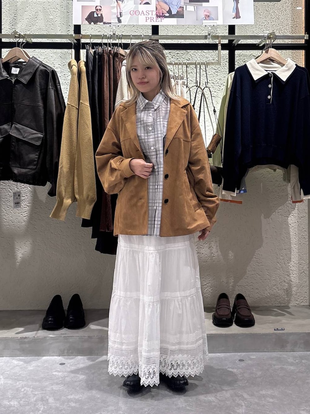 その他のシャツ/ブラウス、ブラウン系のテーラードジャケット、ブラック系のローファーを着用したレディースの春コーディネートの5枚目の写真