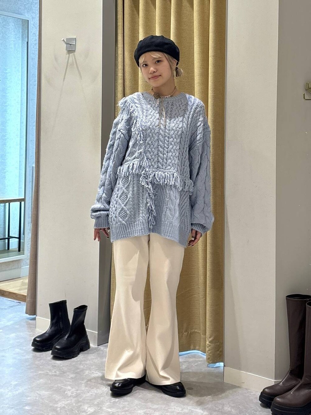 ホワイト系のその他パンツ、ブラック系のローファー、ブルー系のニット/セーターを着用したレディースの秋コーディネートの4枚目の写真