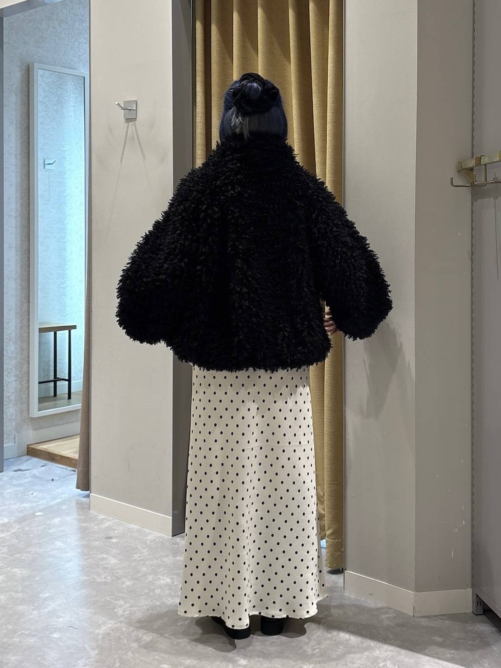 ホワイト系のスカート、ピンク系のTシャツ/カットソー、ブラック系のブーツを着用したレディースの冬コーディネートの3枚目の写真