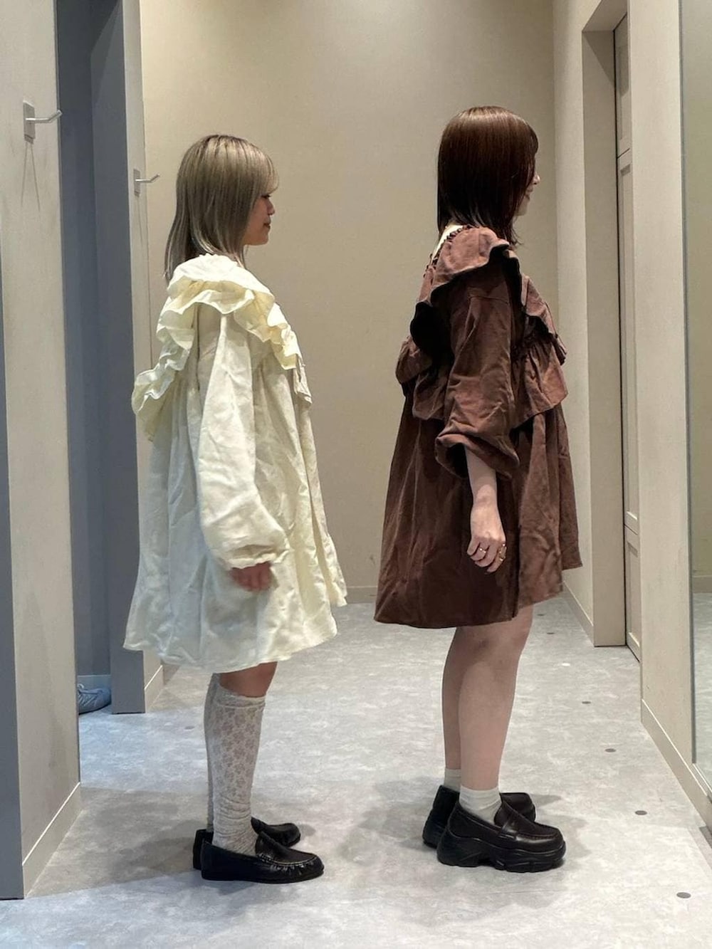 ブラウン系のローファー、ブラウン系のローファー、ホワイト系のワンピースを着用したレディースの春コーディネートの4枚目の写真